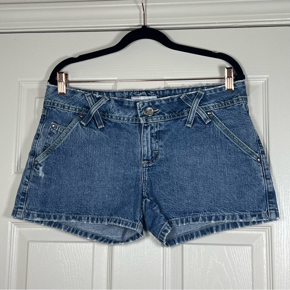 Twenty X Houston Womenโs Y2K Low Rise Slim Fit Distressed Denim Shorts Size 7/8